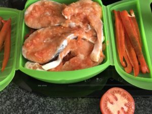 salmón al vapor con pimientos
